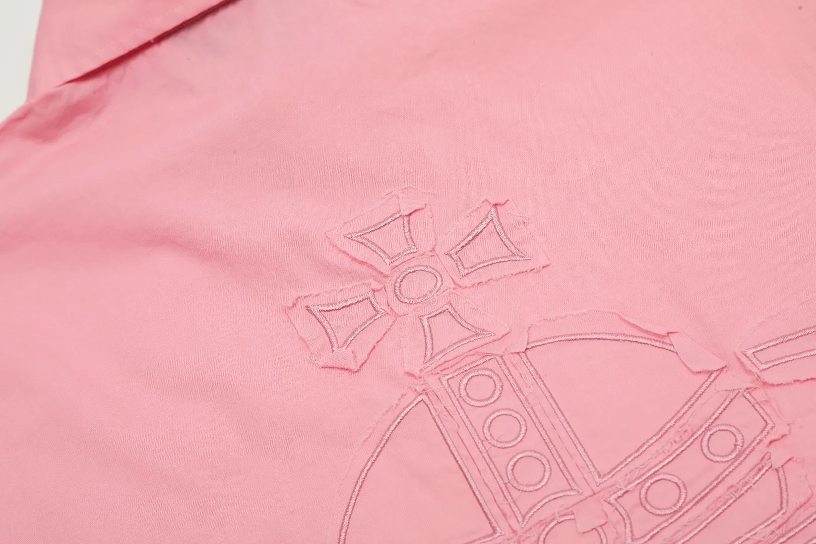 vivienne west wood The Queen Mother of the West Vivienne Heavy-duty patchwork old-style washed embroidered shirt Four seasons style Heavy-duty embroidery patch washing design on the back Very beautiful and unique Sleeve folding design with high workmanship Expanded arc design at the hem Loose and casual, slimming 5 color combinations are very versatile Correct accessories in the whole series Every detail is completely restored Straight to the full color Color: Eucalyptus green Sky blue Taro purple Pink White Size: S M L